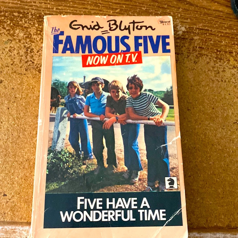 FAMOUS FIVE- Five have a wonderful time book-11th in a series of 21!